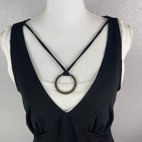 Black & white top with necklace attached - Picture 3 of 9